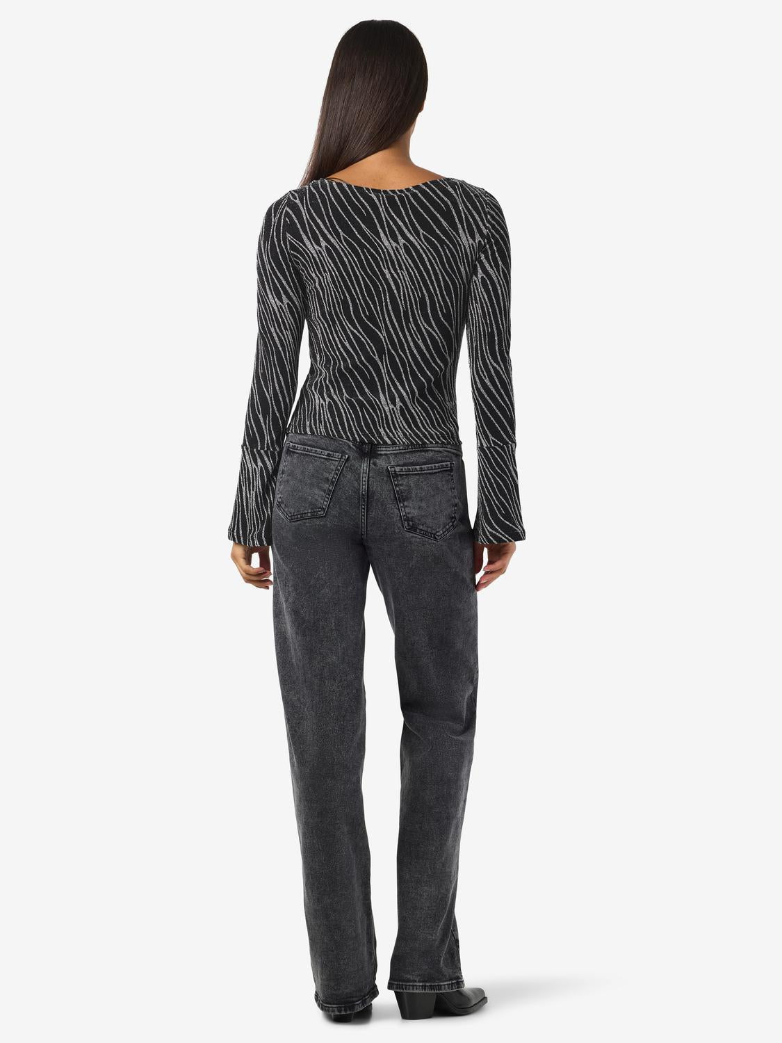 model_shot-front_full